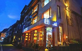 Wally House Hostel - Walk 5 Minutes To East Gate Of National Forest Park-Ticket Book Services-Free Laundry Facilities-Free Capsule Coffee-Tour Route Introduction And Tour Guide Arrangement